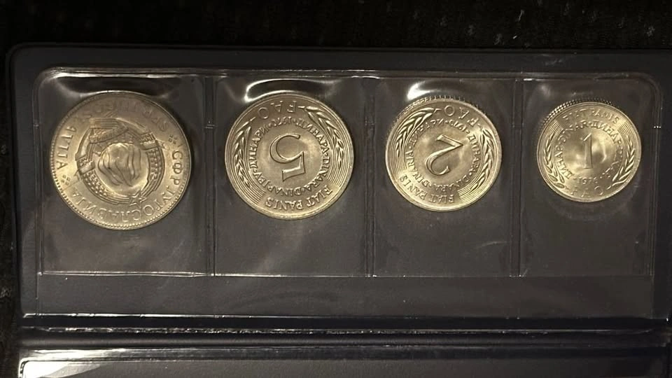 Yugoslavia 4-Coin Set FAO Commemorative Coins in Folder - photo 2