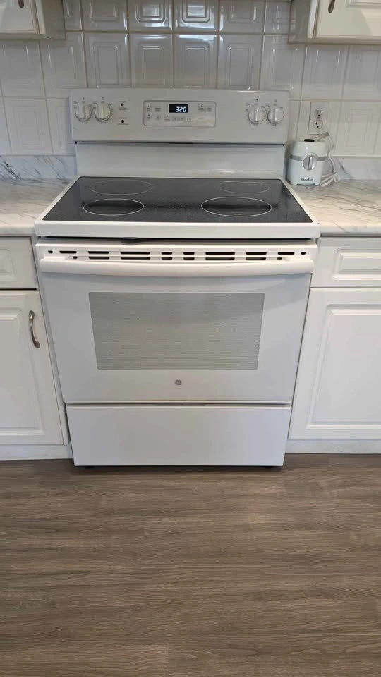 White Kitchen Appliance Set - Whirlpool, GE, Panasonic, Frigidai - photo 2