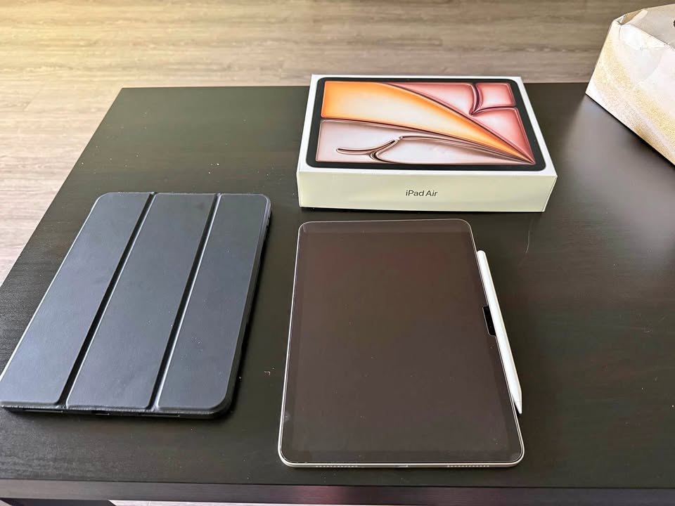 iPad Air (128 GB Wi-Fi) with Apple Pencil Pro and Cover