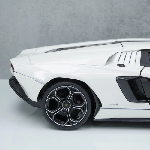 Lamborghini Countach LPI 800-4 1:18 Maisto Special Edition - photo 5