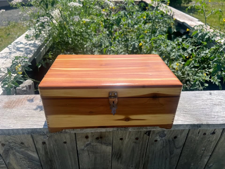 Vintage Red Cedar Keepsake Box - photo 4