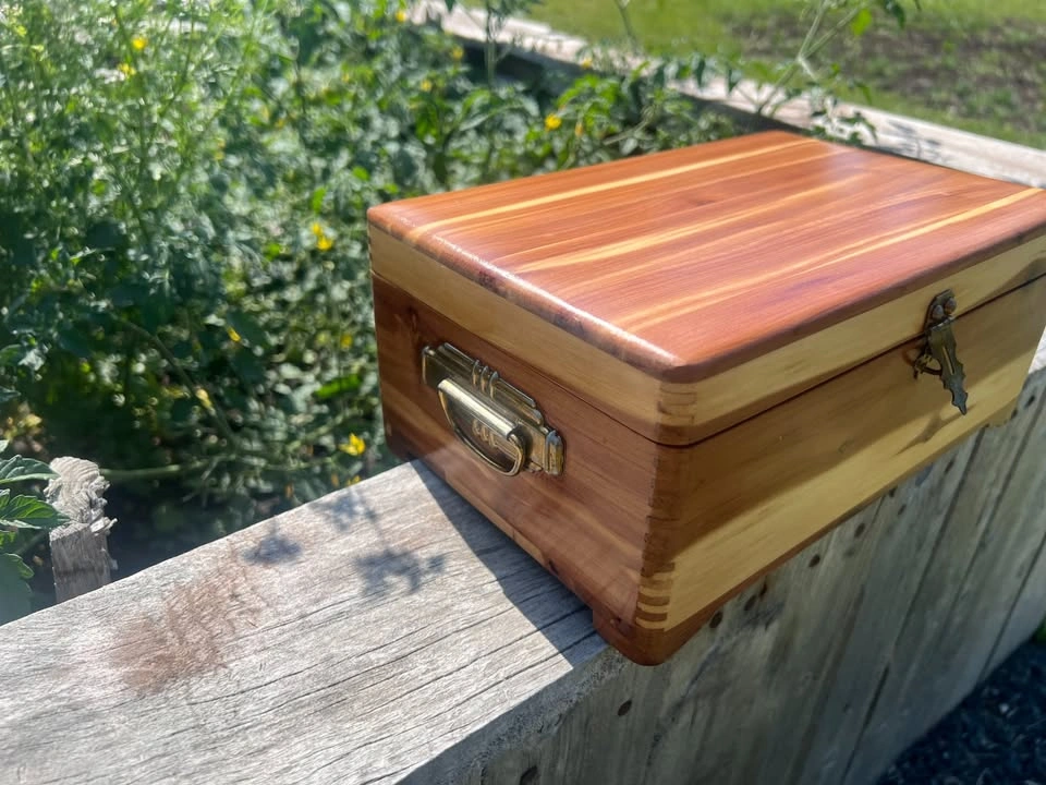 Vintage Red Cedar Keepsake Box - photo 5