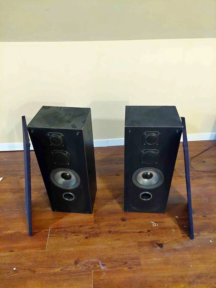Tower speaker pair