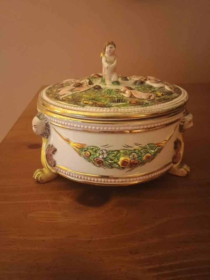 Vintage Capodimonte Italy Footed Trinket Box Cherubs Lions - photo 2