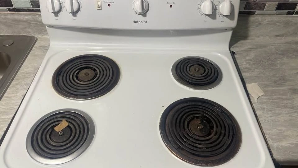 Hotpoint Electric Stove, Refrigerator, and Microwave Set - photo 2