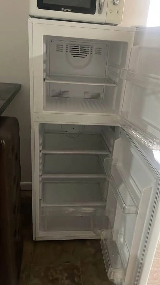 Hotpoint Electric Stove, Refrigerator, and Microwave Set - photo 4