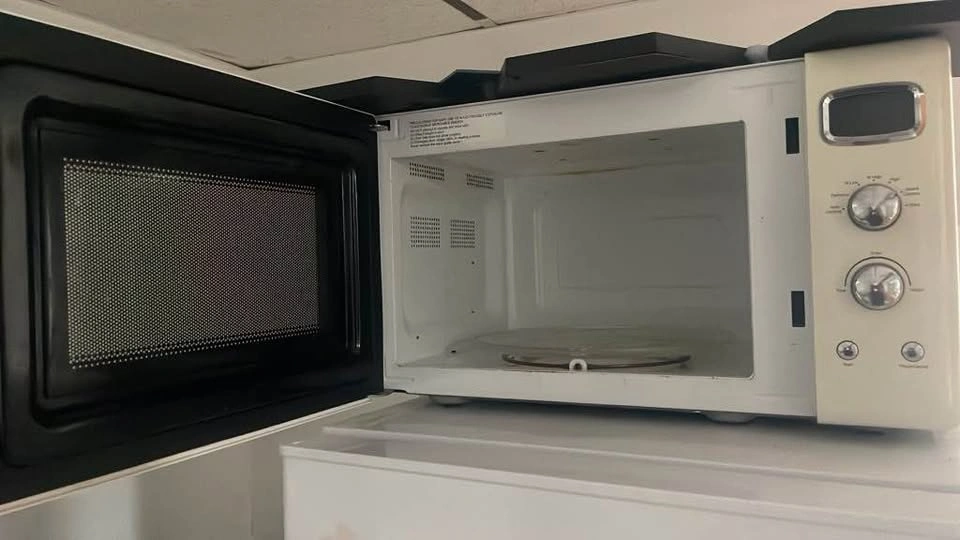 Hotpoint Electric Stove, Refrigerator, and Microwave Set - photo 5