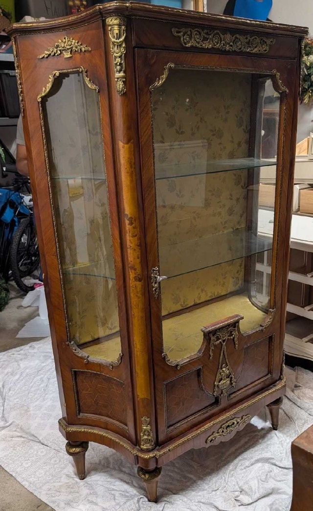 Antique French Louis XV / Rococo Vitrine — Original key