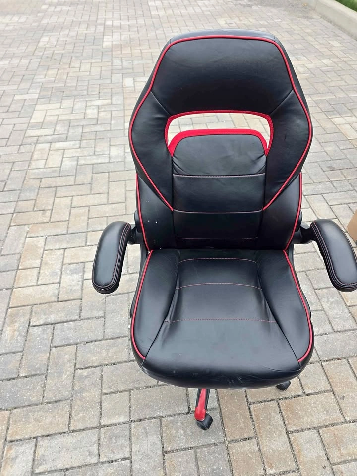 Black and Red Gaming Chair – Great Condition (Flip-Up Arms)