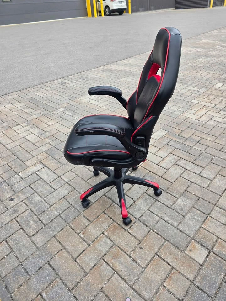 Black and Red Gaming Chair – Great Condition (Flip-Up Arms) - photo 3