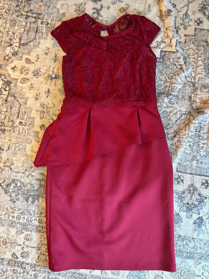 En Focus Studio Burgundy Lace Dress – Size 6