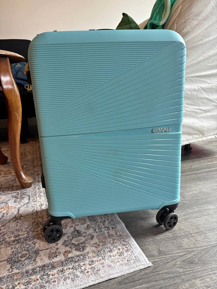 American Tourister Hardside Suitcase – Smooth Spinner Wheels