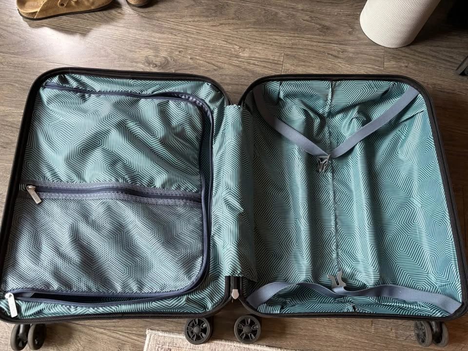 American Tourister Hardside Suitcase – Smooth Spinner Wheels - photo 3