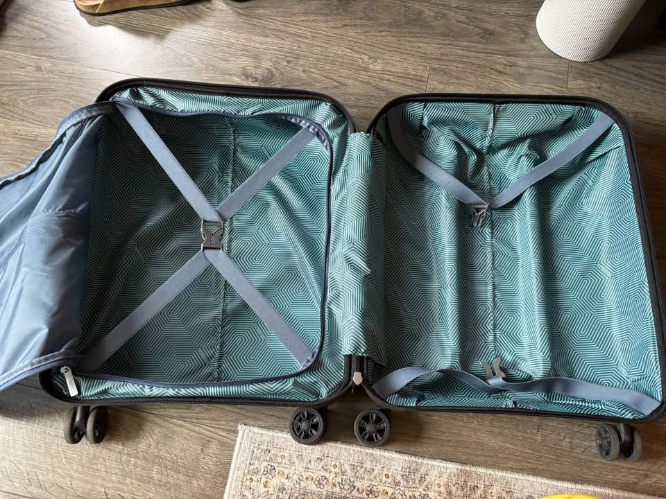 American Tourister Hardside Suitcase – Smooth Spinner Wheels - photo 4