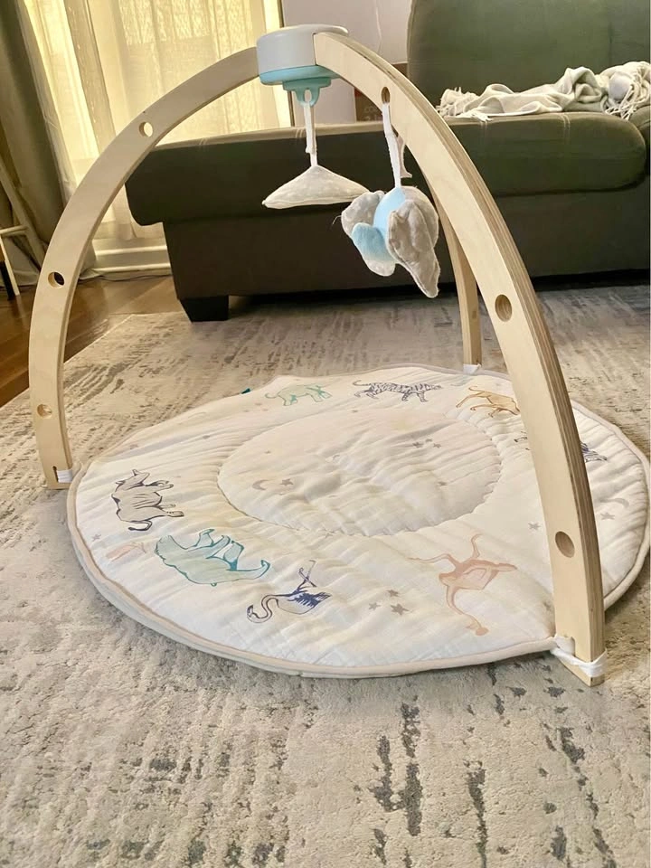 Baby changing table, swaddle, carrier and more - photo 4