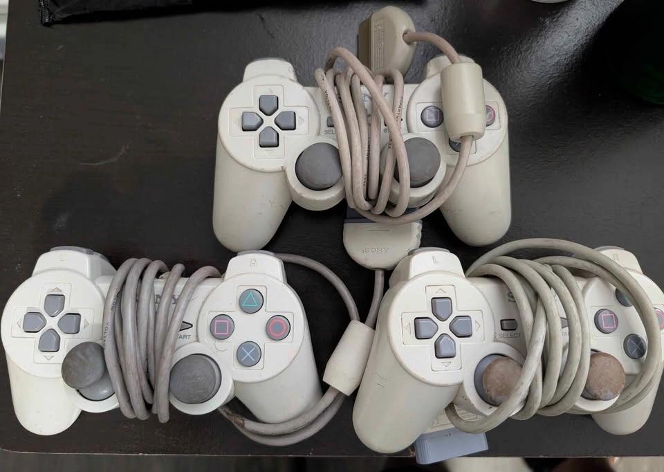Sony PSOne / PlayStation 1 Console + 3 Controllers + Cables - photo 2