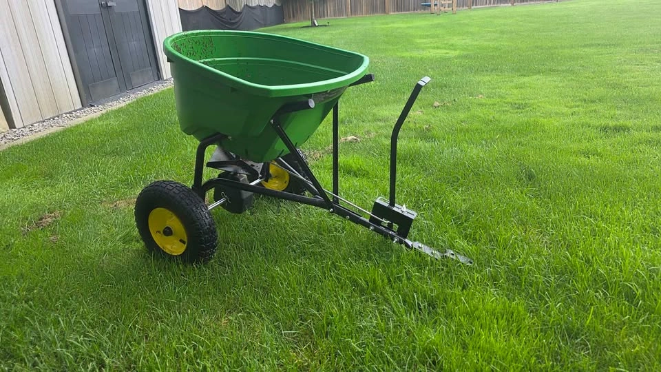 John Deere tow behind spreader - photo 2