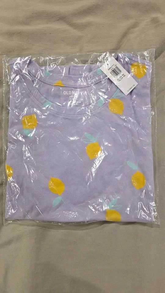 Girls Old Navy T-shirt