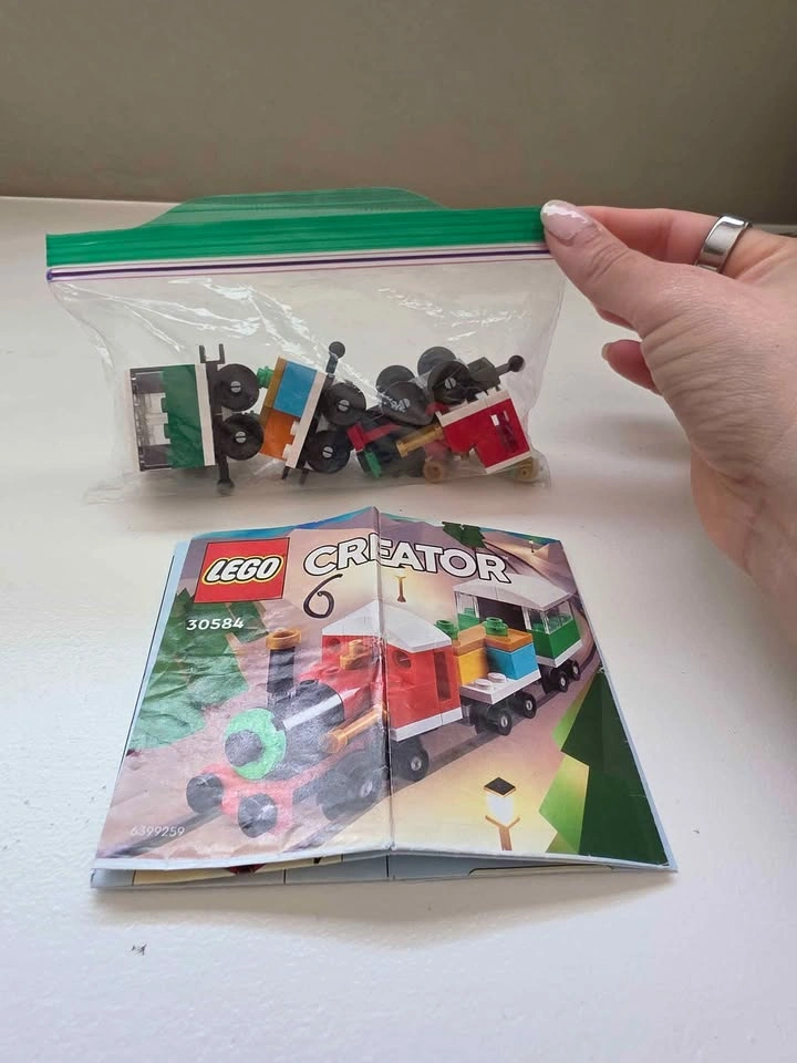 LEGO Creator 30584 Winter Holiday Train - photo 2