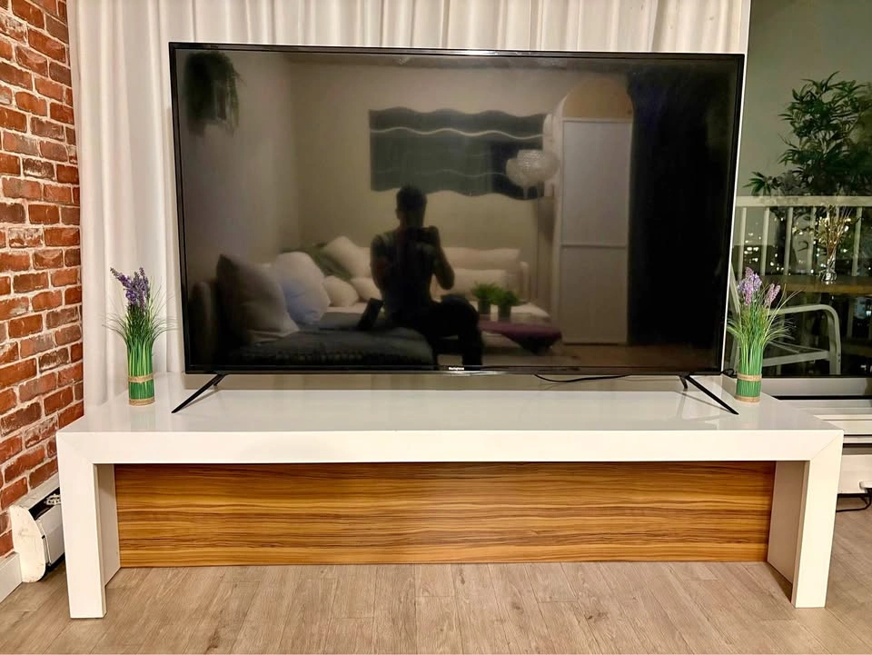 High Gloss Laminate TV Stand / Console Table - Good Used Conditi