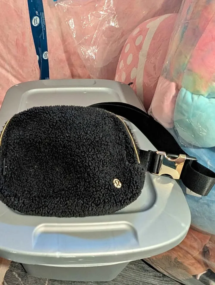 BLACK SHERPA LULULEMON BELT BAG