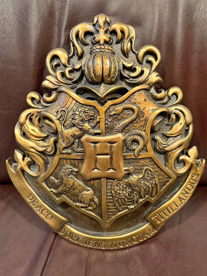 RETIRED The Noble Collection Harry Potter Hogwarts Crest Plaque