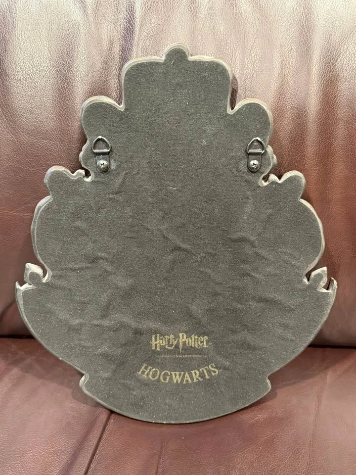 RETIRED The Noble Collection Harry Potter Hogwarts Crest Plaque - photo 2