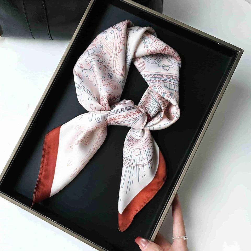 Top-Reviewed! Brand NEW Square Satin Scarf 70x70cm - photo 3