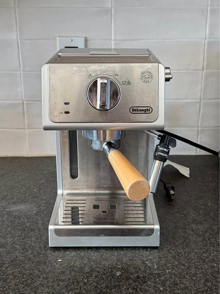 De'Longhi 15 Bar Espresso & Cappuccino Machine - photo 3