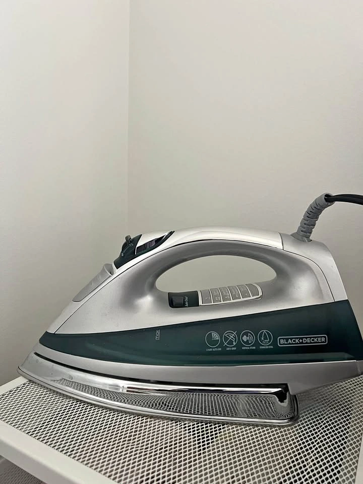 Black+Decker Steam & Dry Electric Iron – Auto Clean