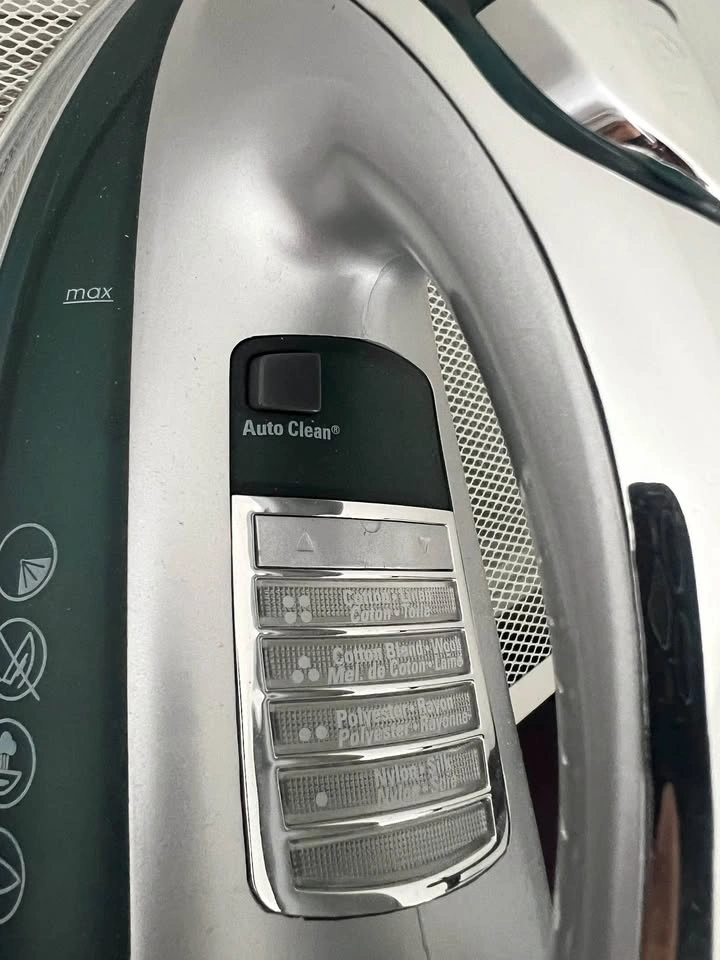 Black+Decker Steam & Dry Electric Iron – Auto Clean - photo 2