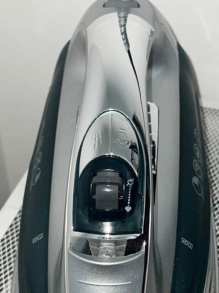 Black+Decker Steam & Dry Electric Iron – Auto Clean - photo 3