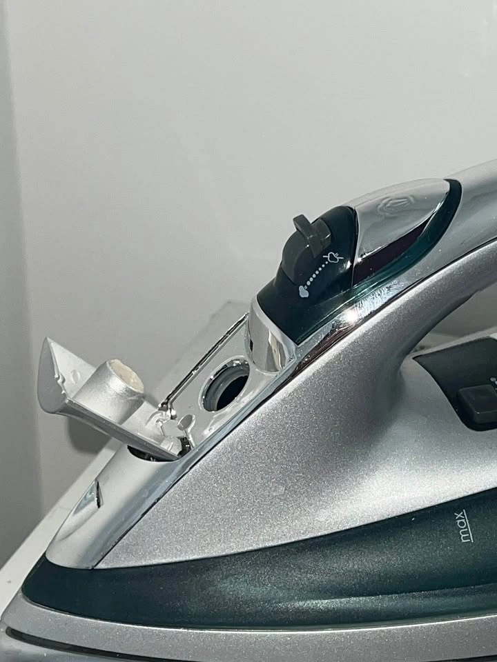Black+Decker Steam & Dry Electric Iron – Auto Clean - photo 4
