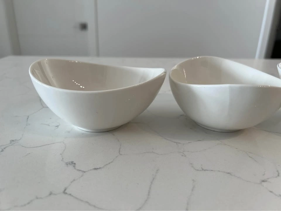 Set of 2 Modern White Ceramic Serving Bowls + 1 Round Bowl - photo 2