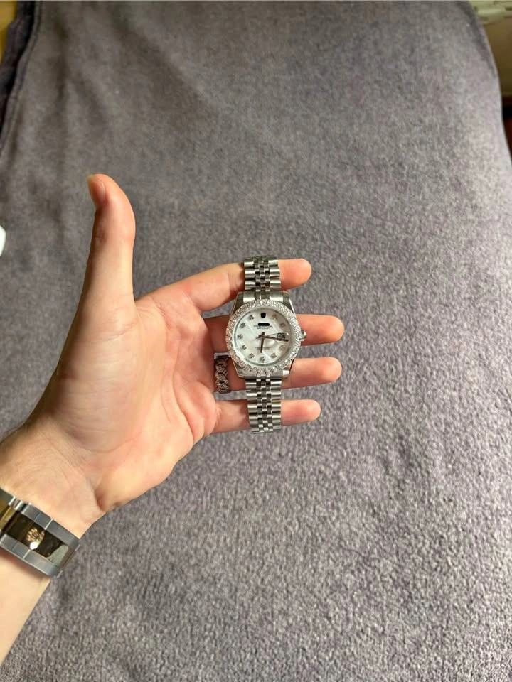 Automatic watch with moissanite diamond bezel