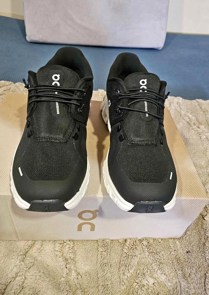On Cloud 6 Black/White - Brand New (Size 9M/10.5W)