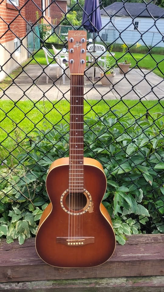 $400 Art & Lutherie Ami Cedar – Antique Burst - photo 2