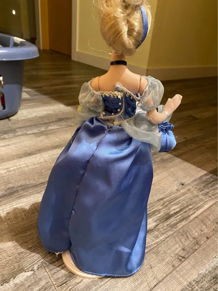 Cinderella porcelain doll - photo 2