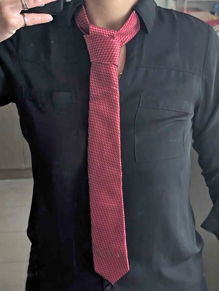 Men's Red Geometric Pattern Necktie - Excellent Condition