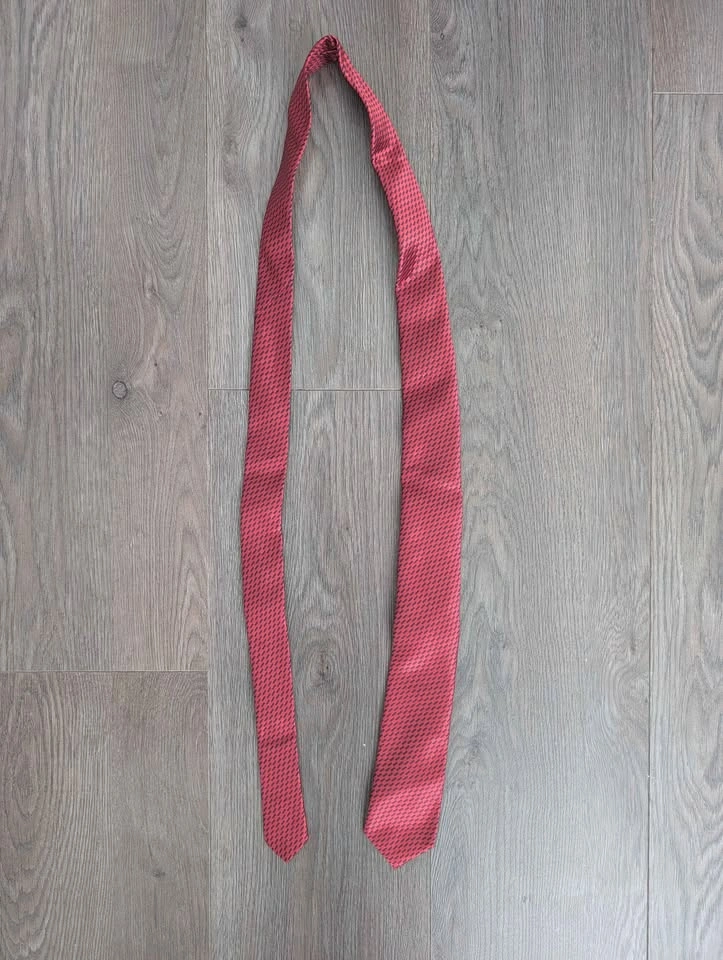 Men's Red Geometric Pattern Necktie - Excellent Condition - photo 2