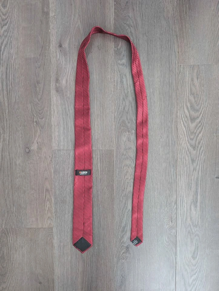 Men's Red Geometric Pattern Necktie - Excellent Condition - photo 3