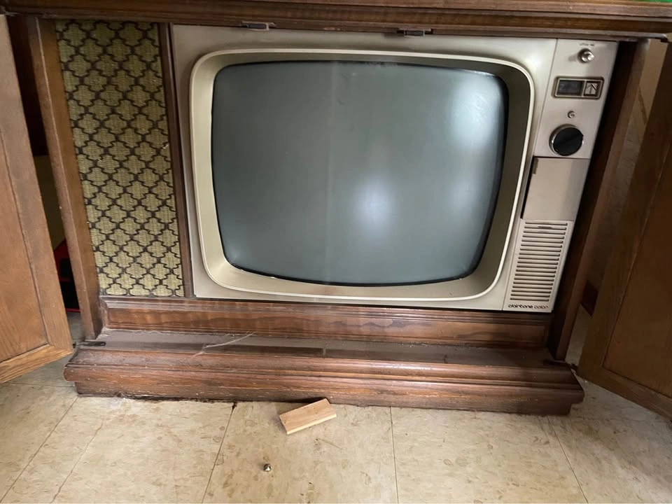 Vintage Canadian made Clairtone colour TV - photo 2
