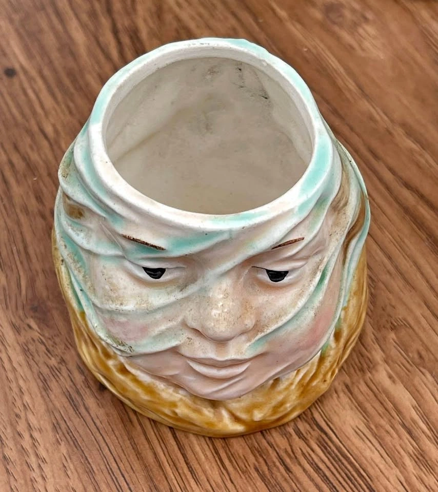Ceramic tobacco humidor missing hat