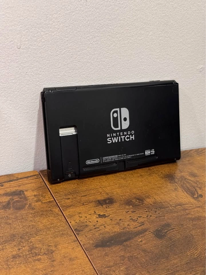 Nintendo Switch (Not Free) - Broken - photo 2