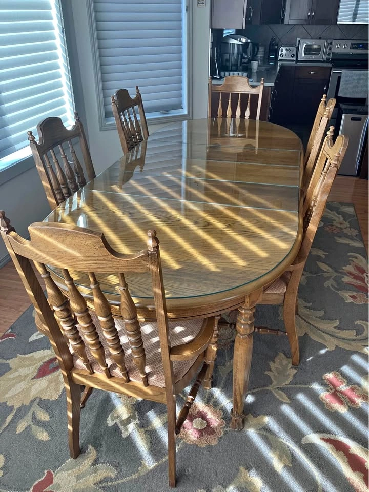Oak Dining Room Table & 6 Captain/Arm Chairs