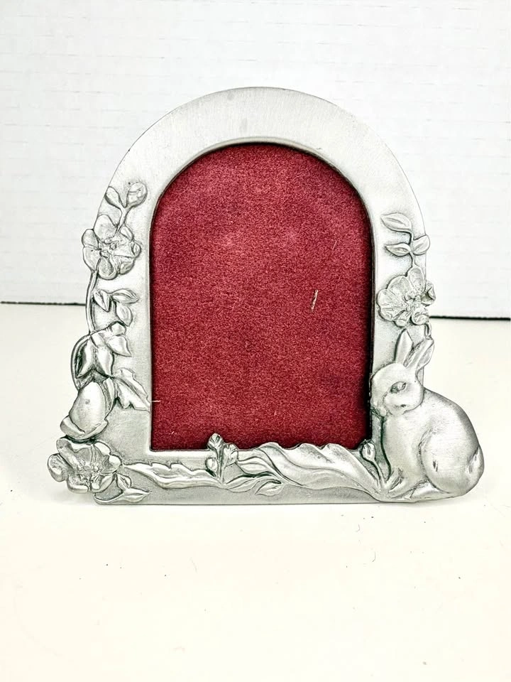 Vintage 1987 Pewter Rabbit and Floral Picture Frame - photo 2