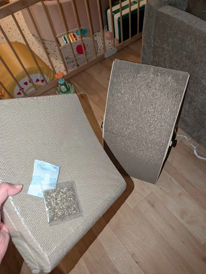 Uniblissy curved cat scratcher and 2 new inserts - photo 3