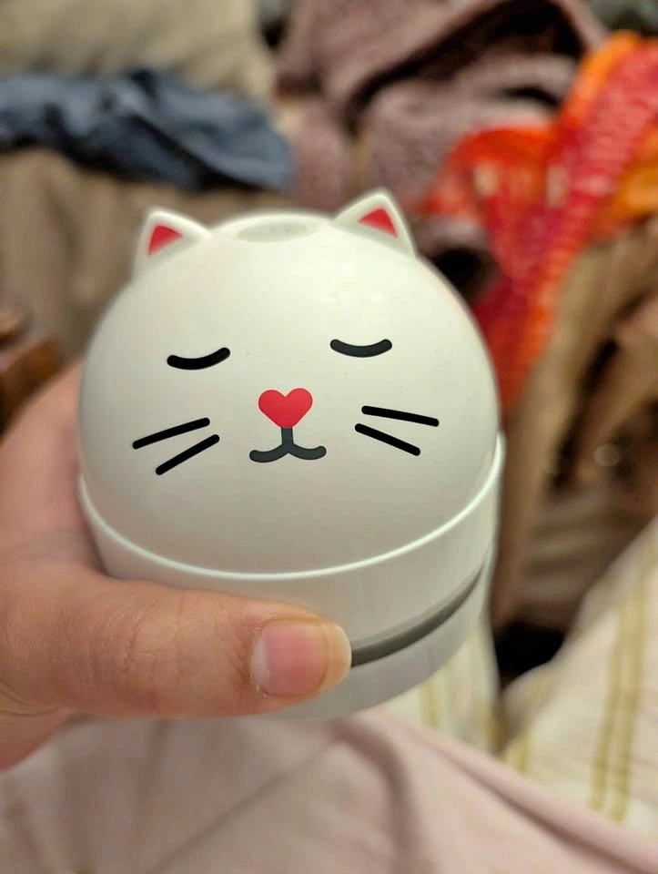 Cat vacuum cleaner desk cleaner