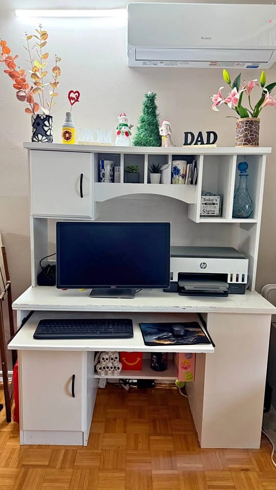 White Computer Desk with Hutch and Keyboard Tray