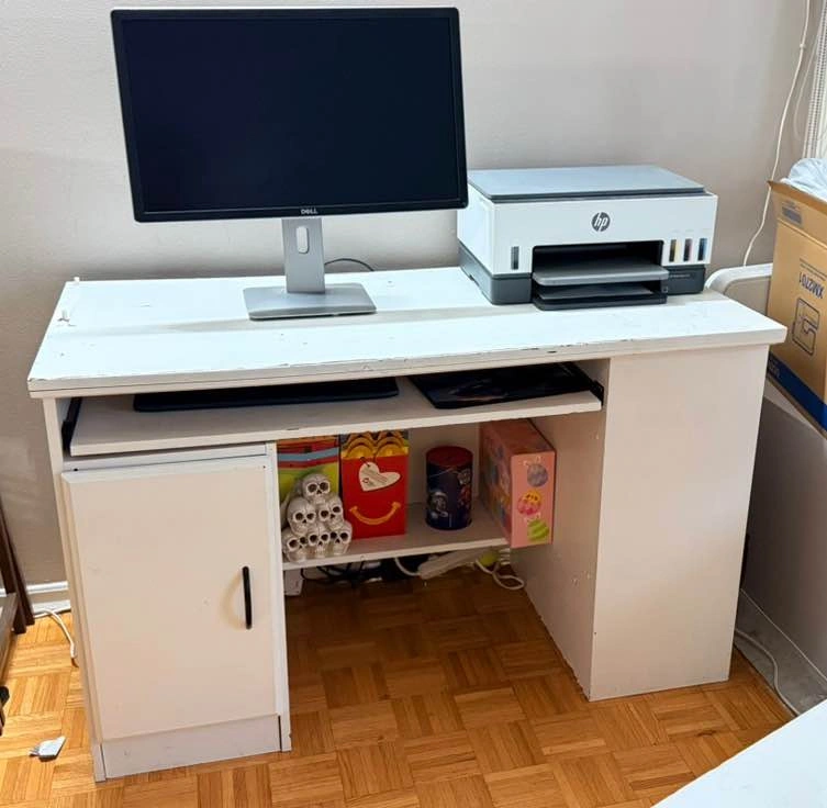 White Computer Desk with Hutch and Keyboard Tray - photo 2